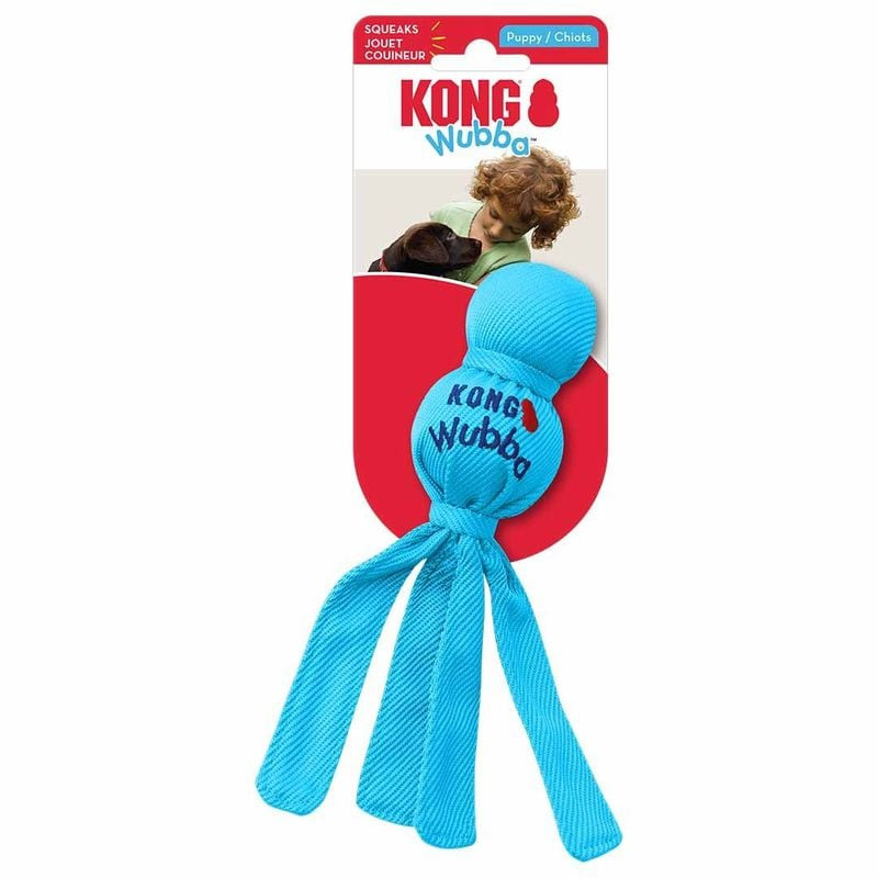 Jouet KONG Wubba Puppy orange avec longues queues en nylon balistique et sifflet, vue en angle sur f
