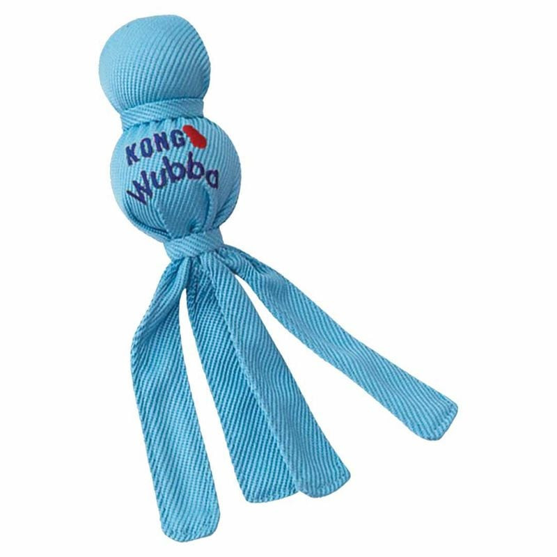 Jouet KONG Wubba Puppy rose avec longues queues en nylon balistique et sifflet, vue arrière sur fond