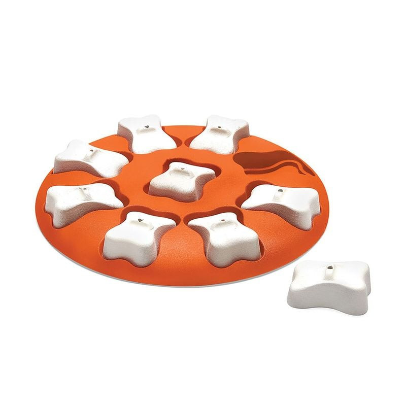 Puzzle interactif Nina Ottosson Dog Smart avec neuf compartiments cachés et os amovibles sur fond bl
