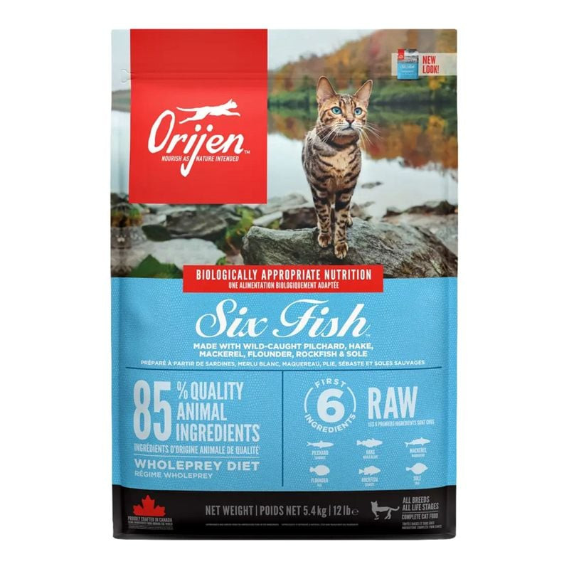 Vue latérale du sac de croquettes Orijen Six Fish mettant en valeur l'enrobage lyophilisé de foie de