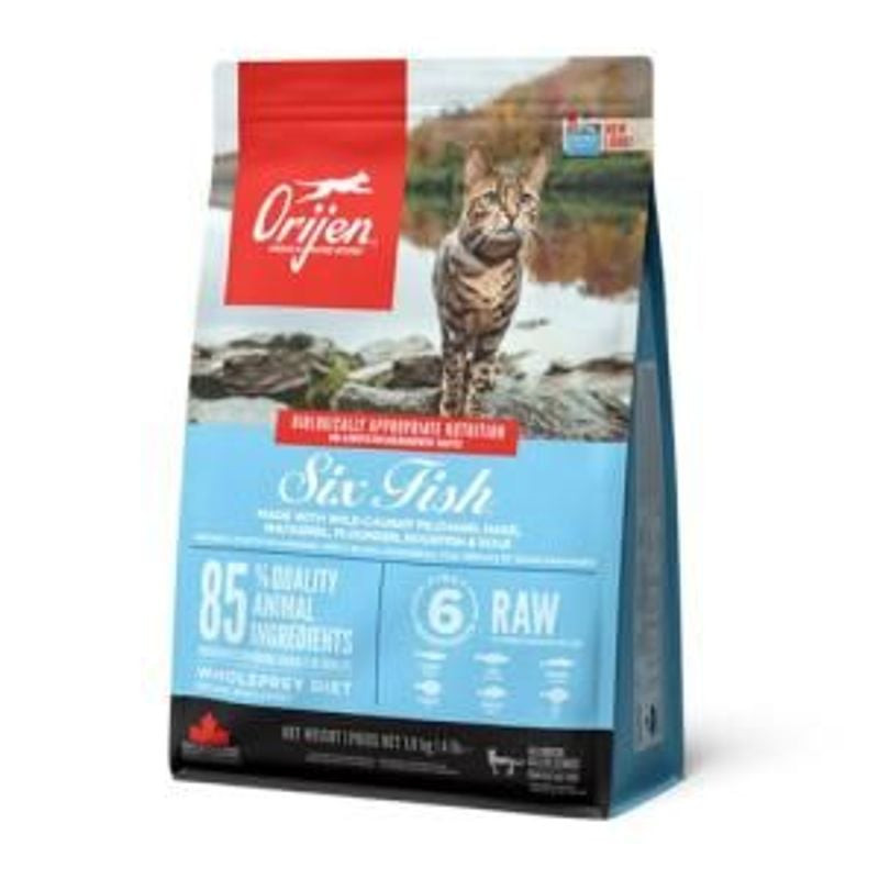 Vue arrière du sac de croquettes Orijen Six Fish montrant la liste des ingrédients et les bienfaits 