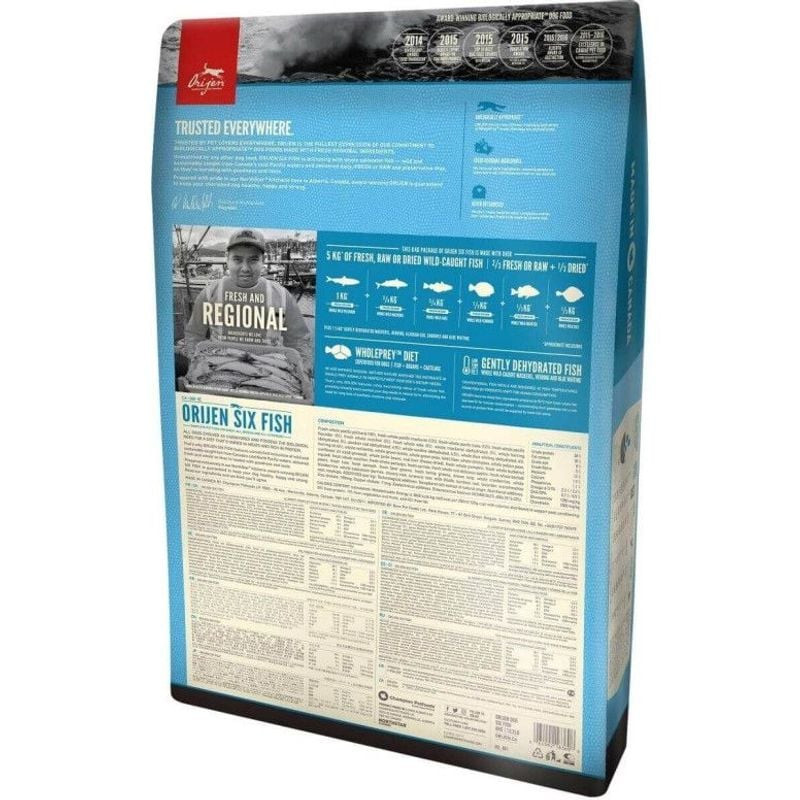 Vue arrière du sac de croquettes ORIJEN Six Fish montrant la liste des ingrédients et les informatio