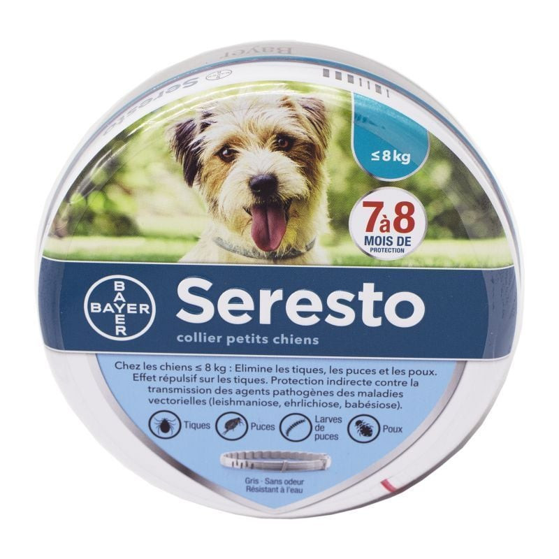 Gros plan emballage collier Seresto pour petits chiens ≤8kg, avec image chien mignon, marque Bayer, 