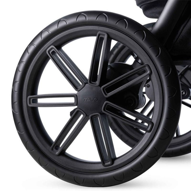 Gros plan sur le pliage compact à une main et le rangement de la poussette Tavo Pets Roscoe Trek cho