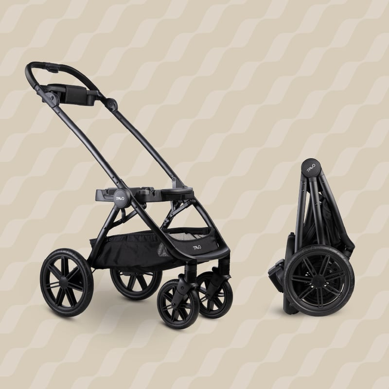 Vue latérale de la poussette Tavo Pets Roscoe Trek avec sa suspension et ses roues avant pivotantes 