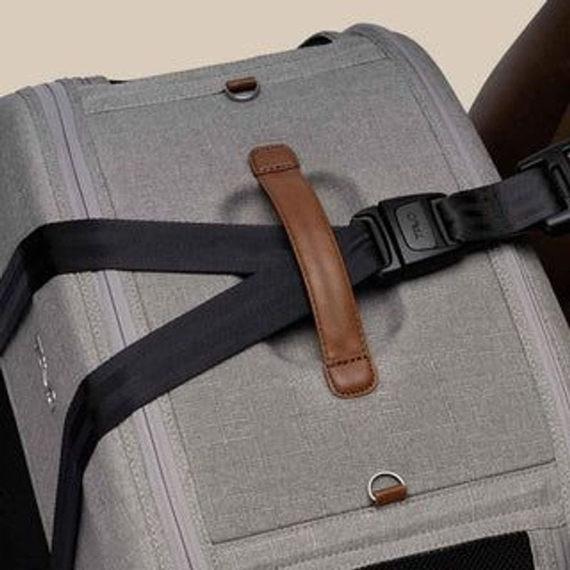 Détail de la fixation ISOFIX sur le sac de transport Tavo Crispin M Merle pour un voyage en voiture 
