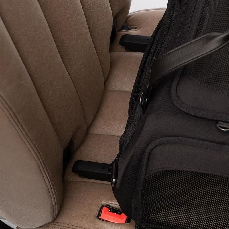 TAVO PETS 1116463 Dupree II détail du verrou ISOFIX en acier renforcé pour une installation sécurisé