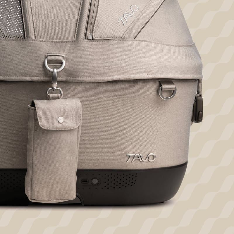 Gros plan sur les connecteurs Isofix et le ventilateur USB du TAVO PETS Maeve Iso6x Wind Fawn.