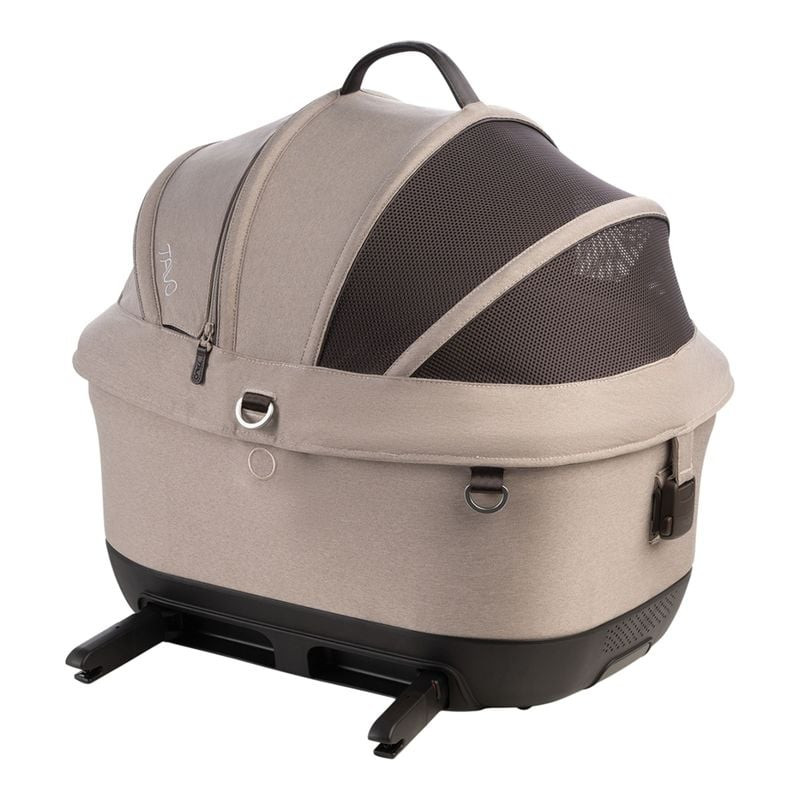Siège auto Tavo Pets Maeve Iso5x Wind Fawn avec animal à l'intérieur, montrant literie confortable e