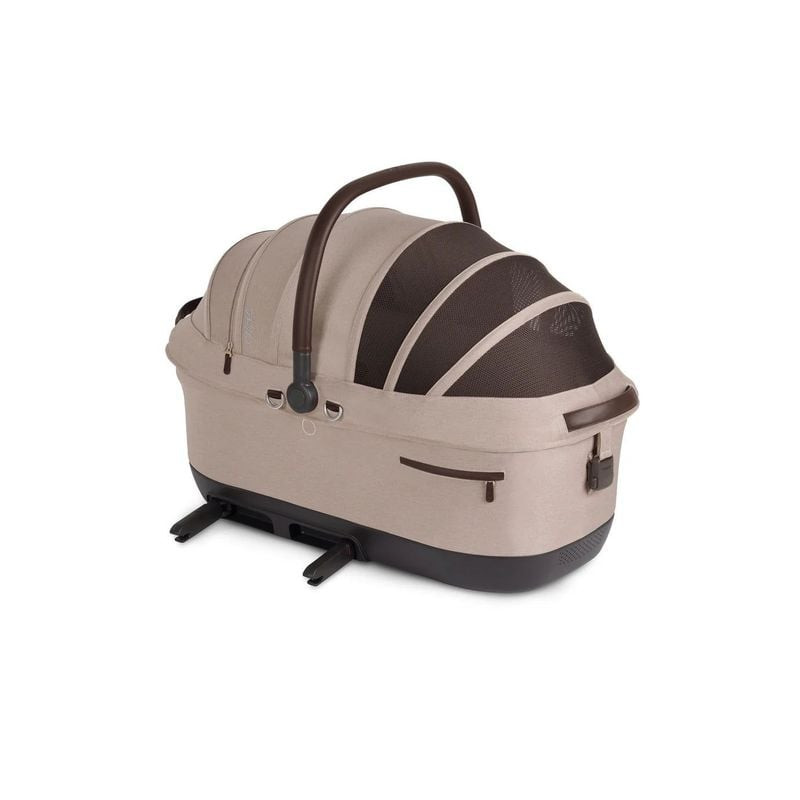 Siège auto Tavo Pets Maeve Iso5x Wind Fawn avec capote partiellement fermée, mettant en valeur le ti