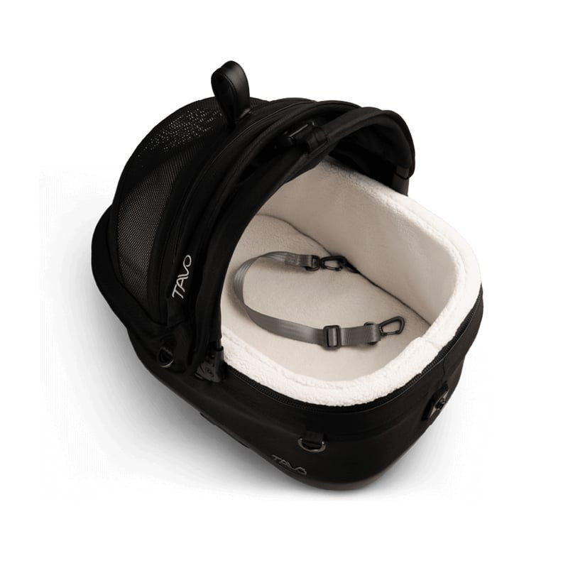 Siège auto TAVO PETS Maeve Iso6X avec canopy UPF 50+ entièrement déployée pour l'ombre du soleil.