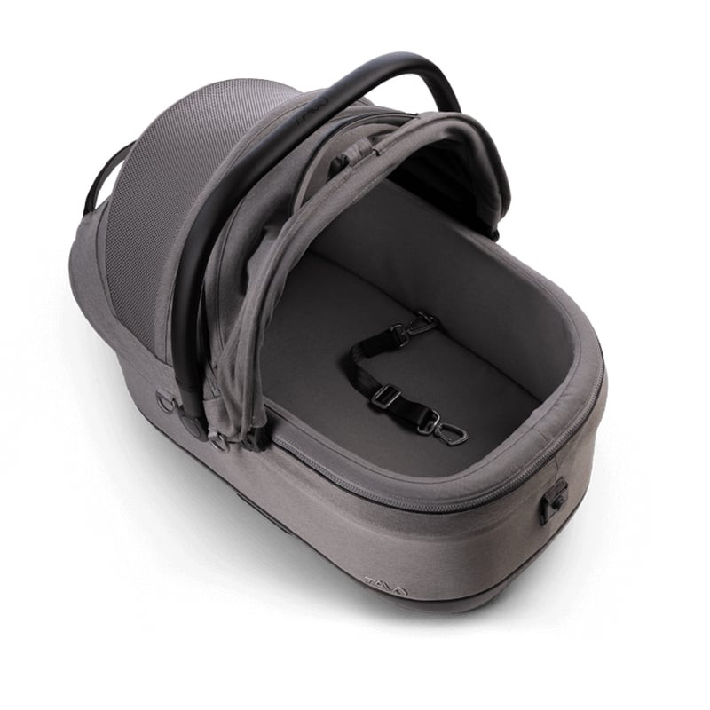 Gros plan sur les loquets ISOFIX intégrés du siège auto pour animaux Tavo Pets Maeve Iso6X (réf. 111