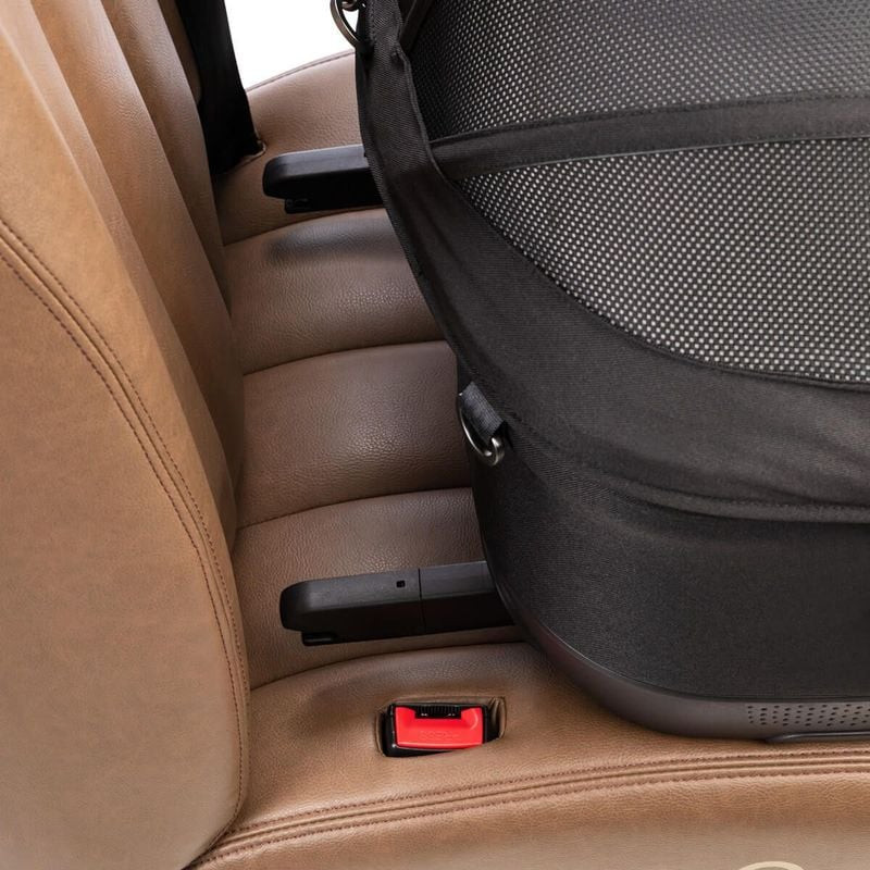 Détail du connecteur ISOFIX sur le siège auto Maeve Iso5x montrant le mécanisme de fixation sécurisé