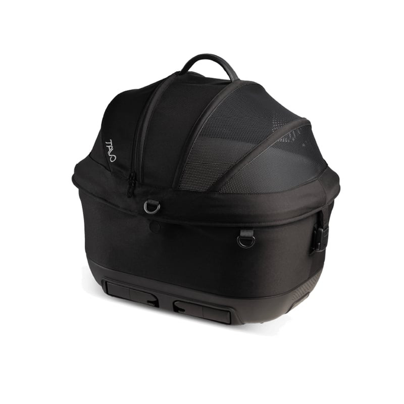 Siège auto Maeve Iso5x avec un chien à l'intérieur, montrant un intérieur spacieux et confortable.