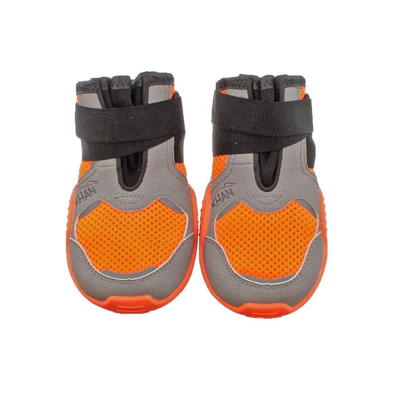Vue avant d'une paire de chaussures pour chien Khan Pad N'Air IDOG orange et grise avec branding 'KH