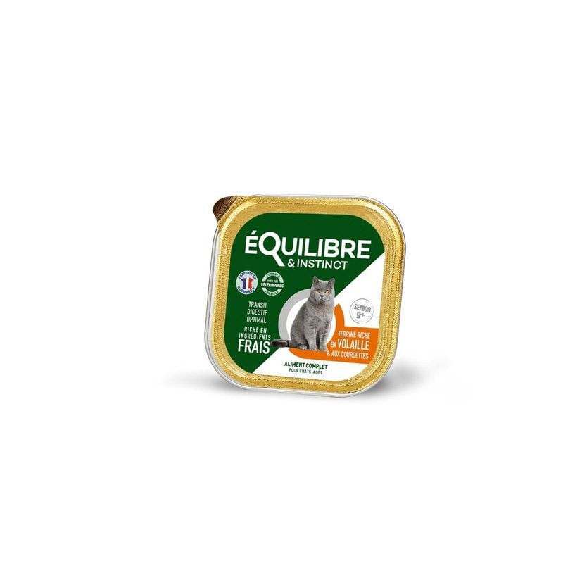 Pack de plusieurs terrines Équilibre Instinct 85g pour chat senior alignées sur présentoir vert, met