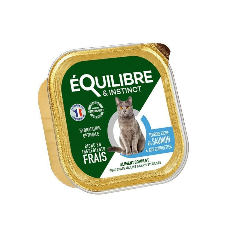 Gros plan incliné de la terrine Équilibre Instinct 1143667 pour chat, mettant en avant l'étiquette v