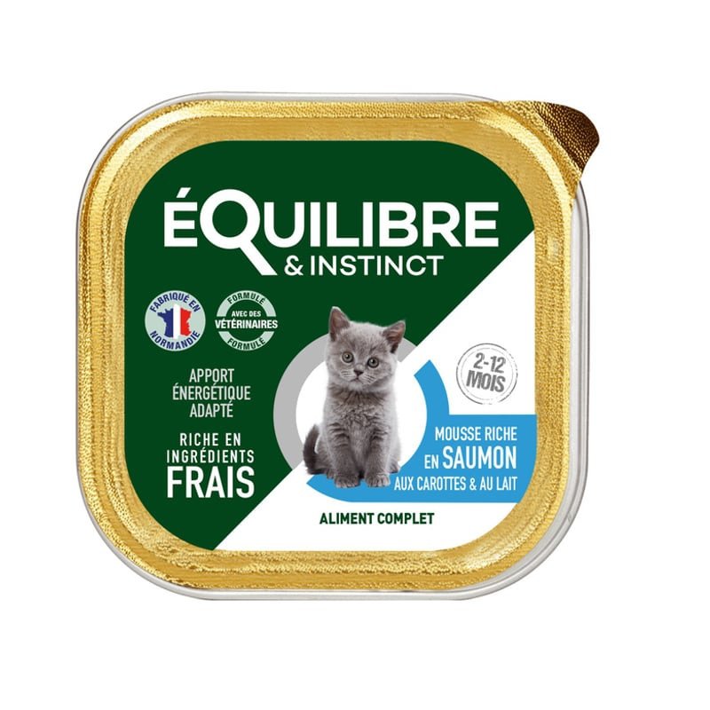 Vue avant de la mousse riche au saumon Équilibre Instinct 1143666 pour chatons, étiquette verte avec