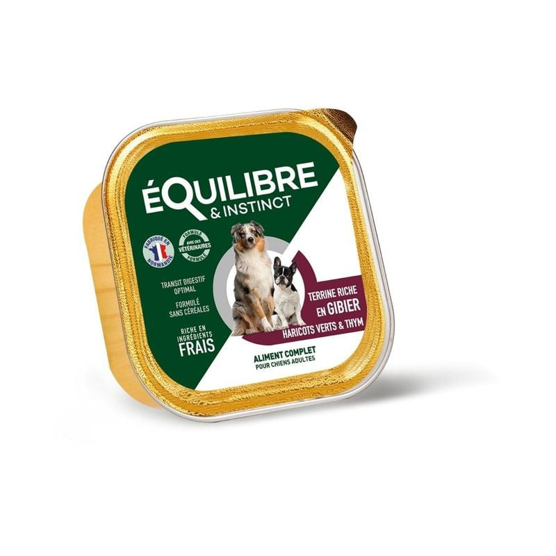 Gros plan sur la barquette Équilibre Instinct 1143620 pâtée chien, étiquette verte gibier, haricots 