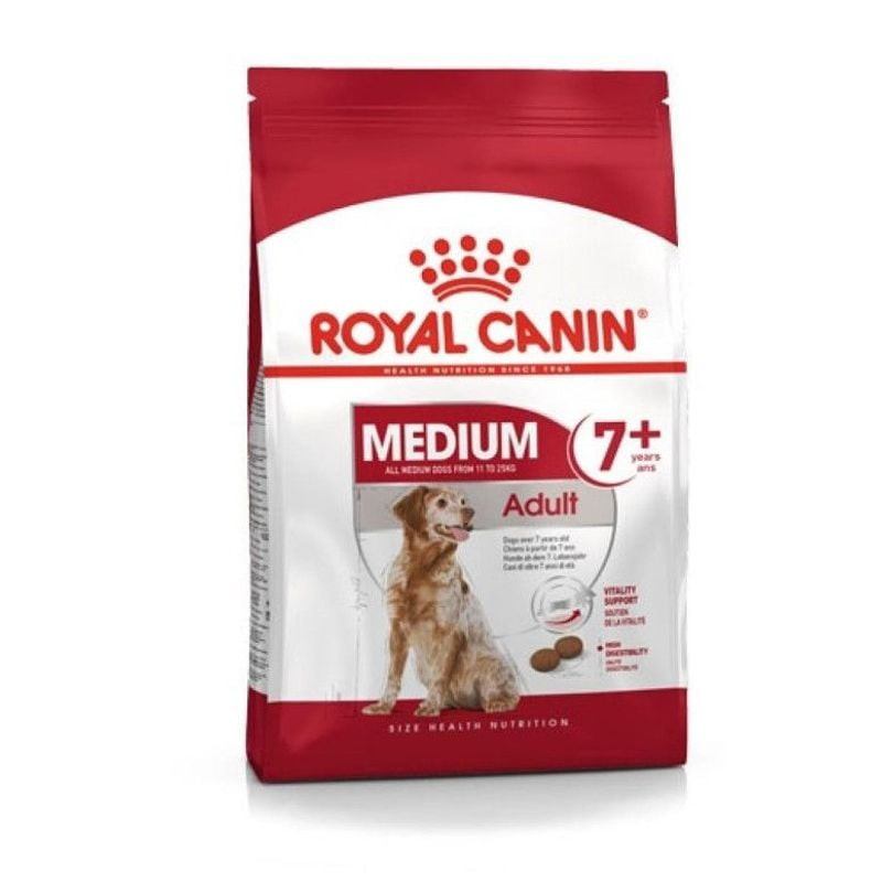 Panneau latéral du sac de croquettes Royal Canin Medium Adult 7+ affichant les ingrédients et l'anal