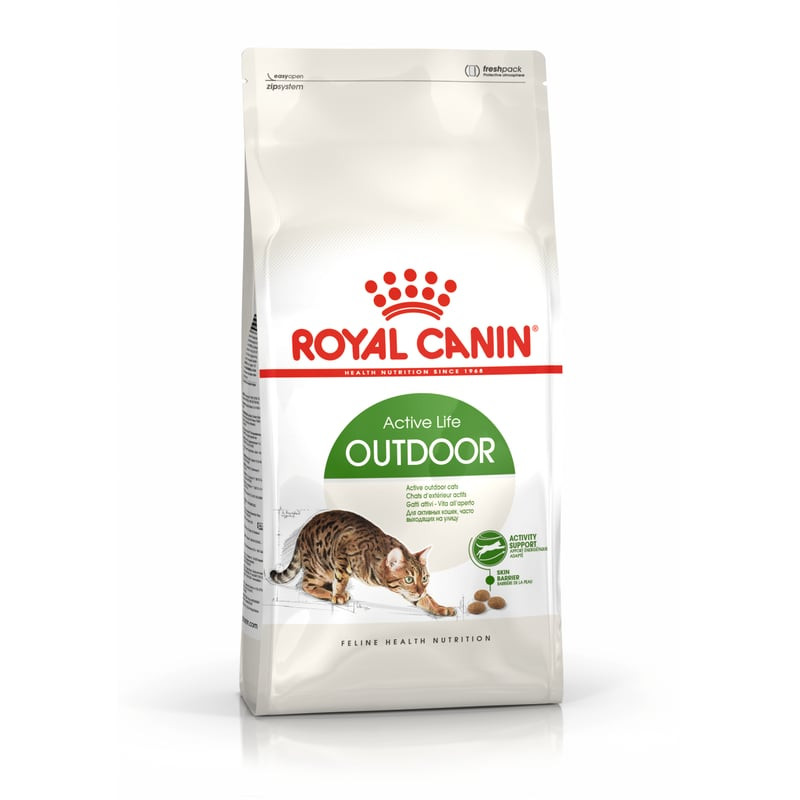 Sac de croquettes Royal Canin Outdoor 30 pour chats adultes actifs, avec un chat en extérieur.