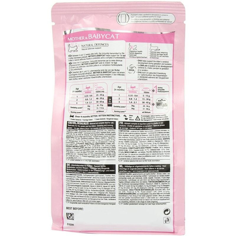 Vue en gros plan des croquettes Royal Canin Mother & Babycat, petites et faciles à manger pour les c