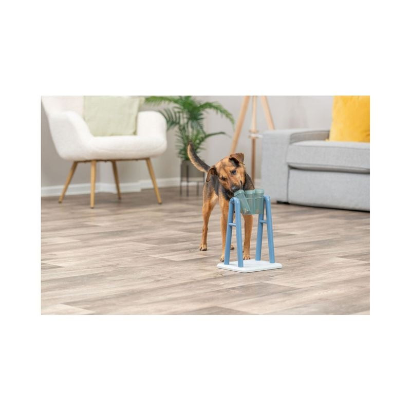 Un chien golden retriever reniflant et tournant une coupelle sur le jeu de réflexion Trixie Turn Aro