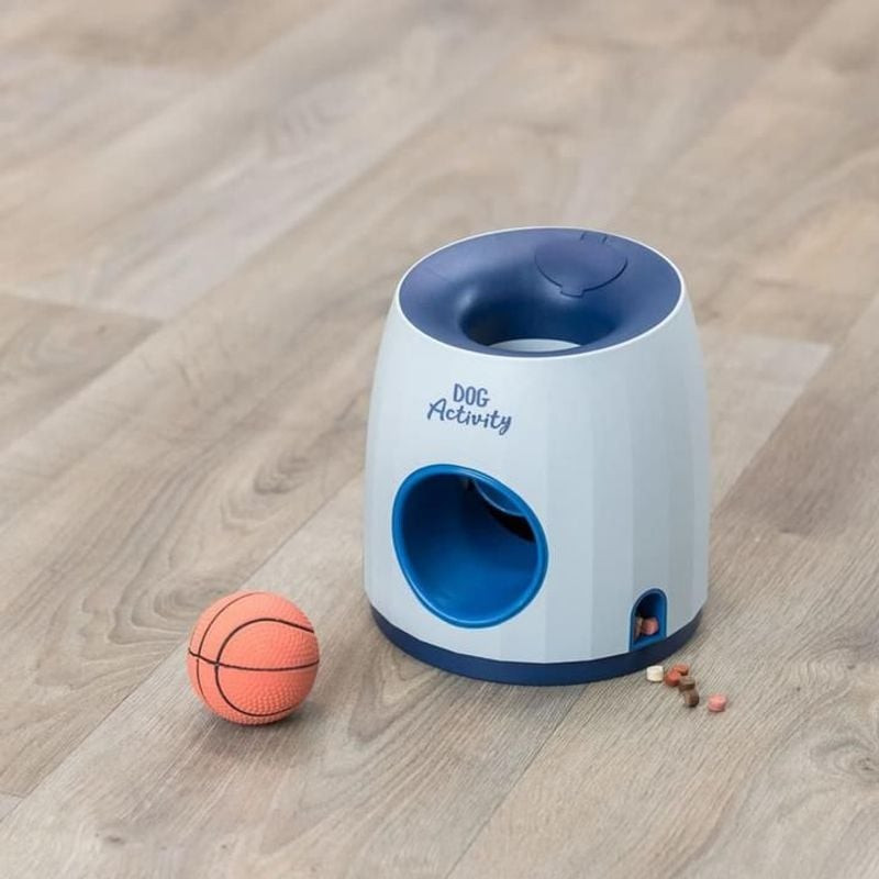 Jouet pour chien TRIXIE posé au sol, prêt à jouer avec des friandises à proximité.