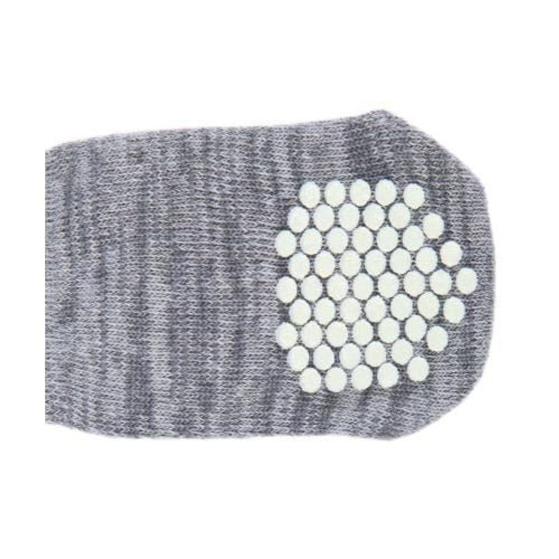 Gros plan sur la semelle antidérapante en caoutchouc à picots des chaussettes TRIXIE pour chien.