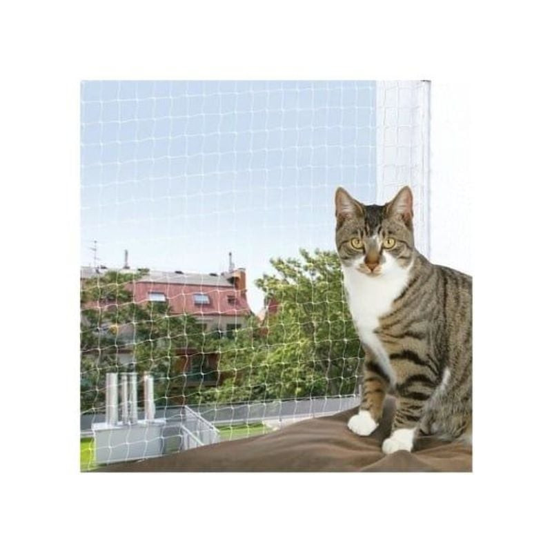 Un chat assis sur un balcon sécurisé par le filet de protection transparent TRIXIE avec maillage.