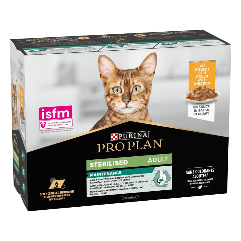 Un chat appréciant la pâtée Pro Plan pour chat stérilisé au poulet dans un bol.