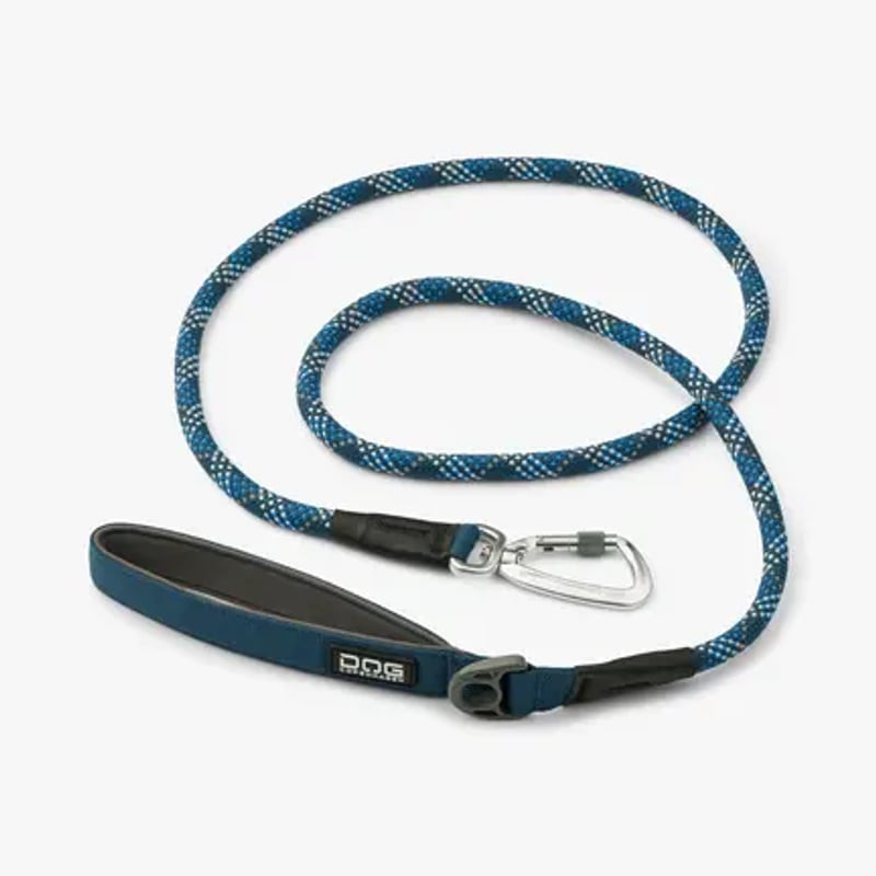 Laisse Urban Rope bleu océan de Dog Copenhagen sur fond blanc, montrant toute la longueur avec poign