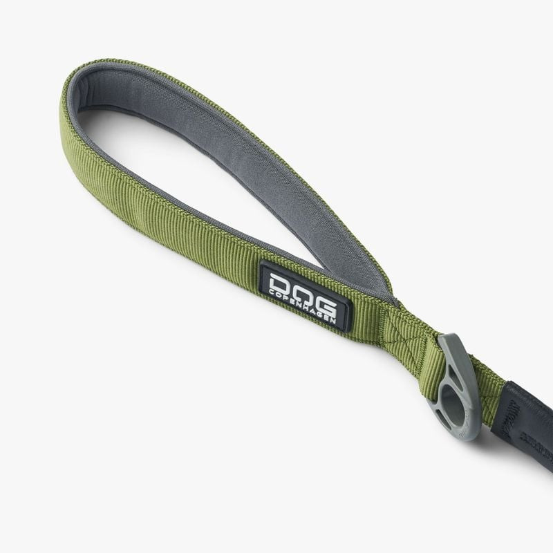 Gros plan sur la poignée de la laisse Urban Rope DOG Copenhagen avec rembourrage en néoprène et mous