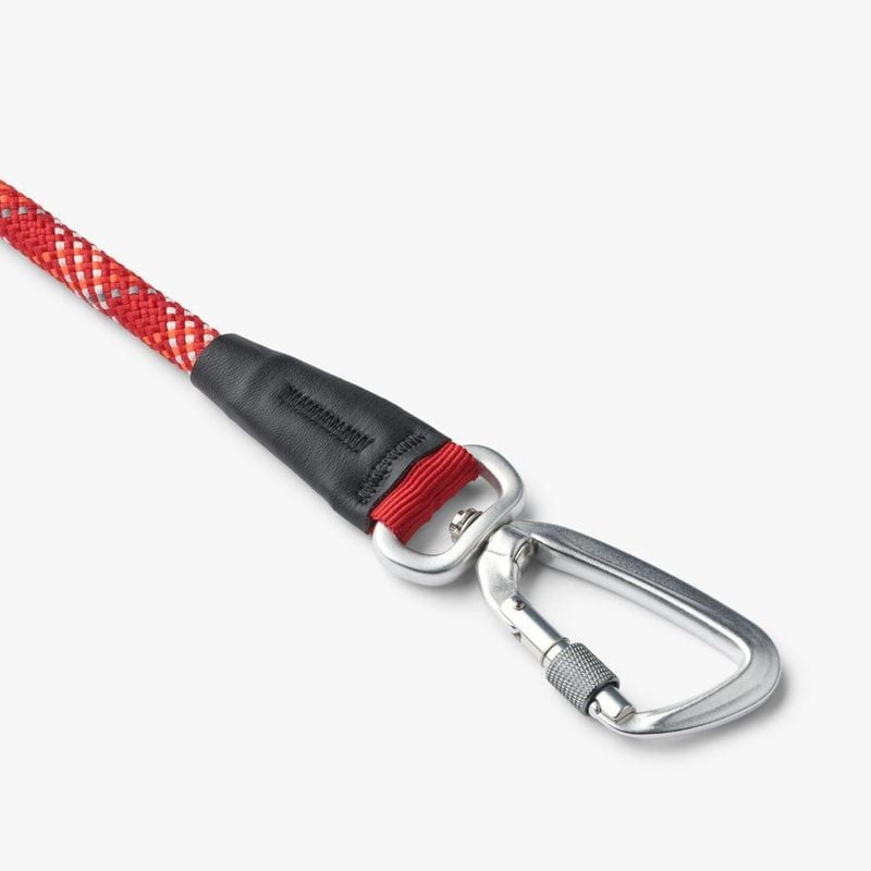 Détail de l'anneau en D pour attacher des accessoires sur la laisse Urban Rope 3.0 DOG COPENHAGEN.