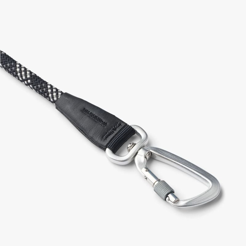 Détail de la laisse Urban Rope DOG Copenhagen avec ruban réfléchissant 3M et mousqueton en aluminium