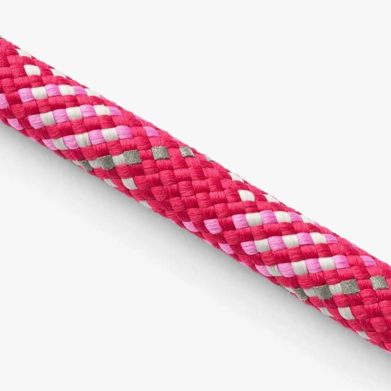 Gros plan sur le ruban réfléchissant 3M de la laisse Urban Rope DOG Copenhagen pour une visibilité n