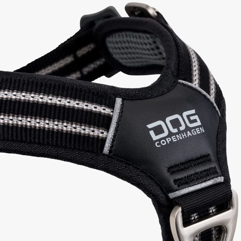 Gros plan sur la boucle de réglage du harnais DOG Copenhagen Comfort Walk Air montrant le tissu air-