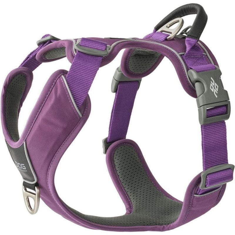 Harnais DOG Copenhagen Comfort Walk Pro en rouge sur fond blanc, détail de la sangle de poitrine ave