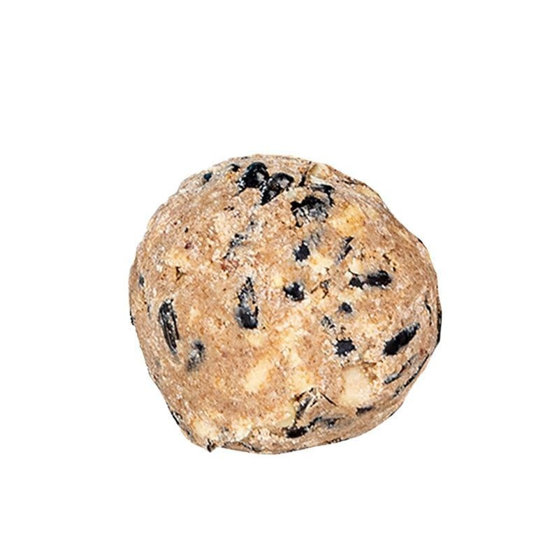 Gros plan d'une boule de graisse EMMA montrant un mélange texturé de graisse et de graines.