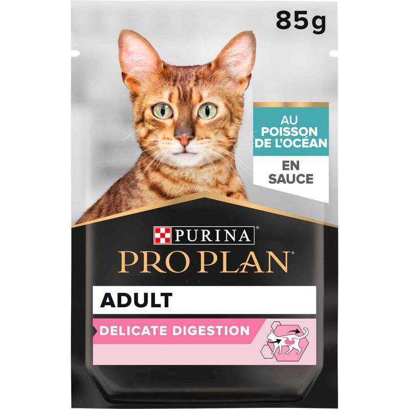 Packshot de la pâtée PROPLAN Delicate Digestion au poisson en sauce pour chat, avec boîte et bol.