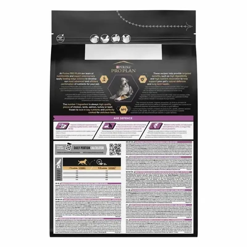 Gros plan de croquettes Purina PRO PLAN 7+ Age Defence, saveur poulet.