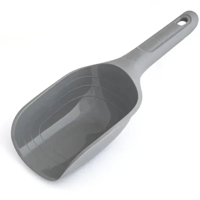 Pelle à nourriture Savic Flamingo gris clair en plastique avec manche ergonomique, posée sur un fond