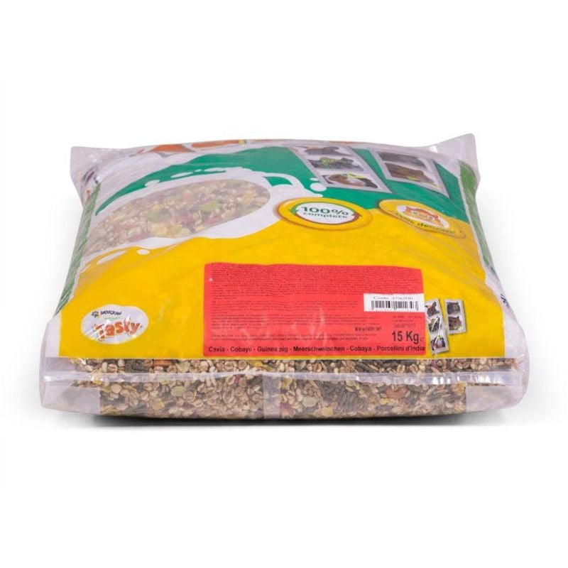 Gros plan sur la nourriture Tasty cobaye pour cobayes montrant un mélange de granulés, d'extrudés et