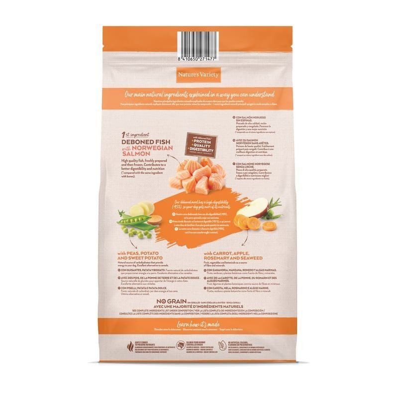 Détail en gros plan des croquettes sans céréales au saumon 1143481 montrant leur texture et forme.