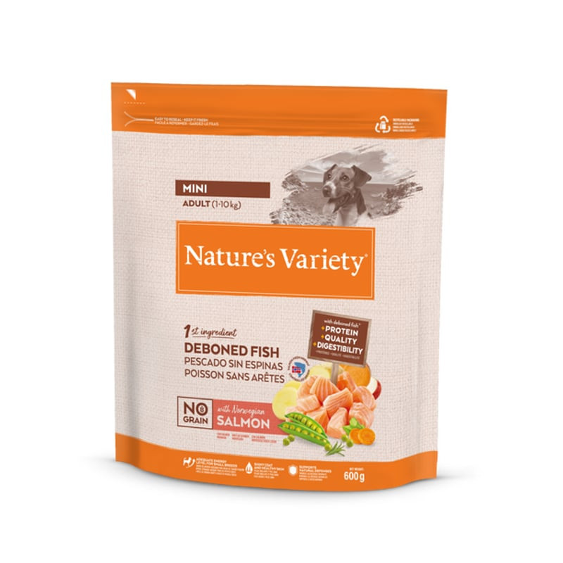 Vue de face du sac de croquettes au saumon Nature's Variety 1143466 pour mini chiens, avec chien heu