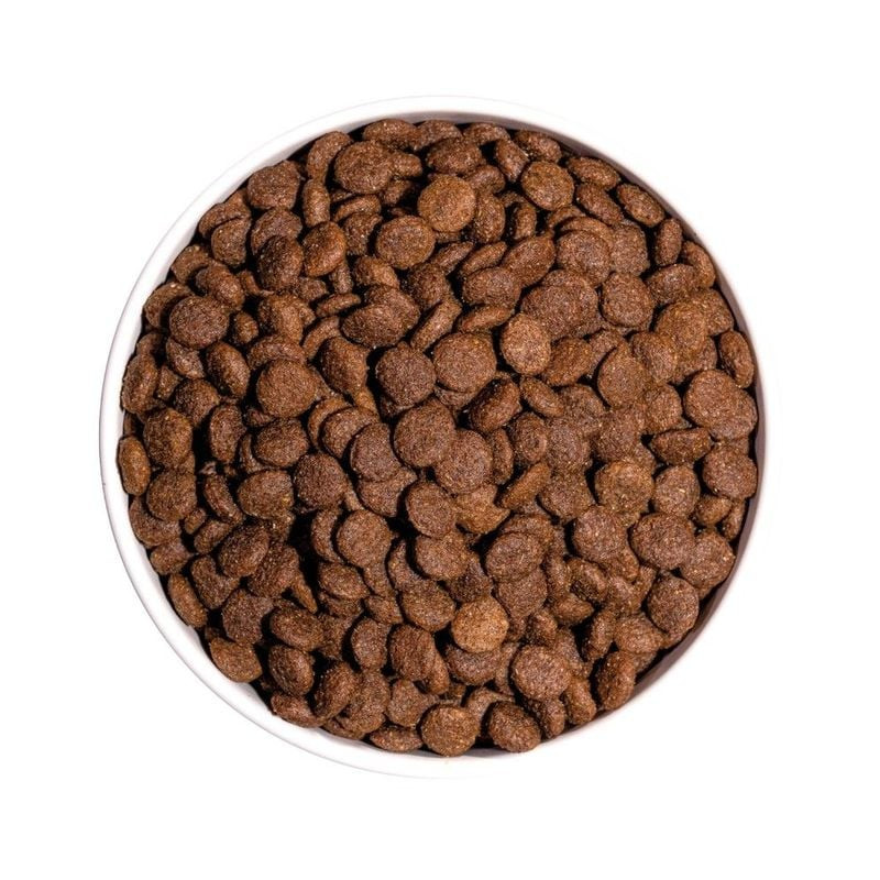 Gros plan des croquettes Ownat Classic Mini Adulte mettant en valeur leur texture croustillante et l