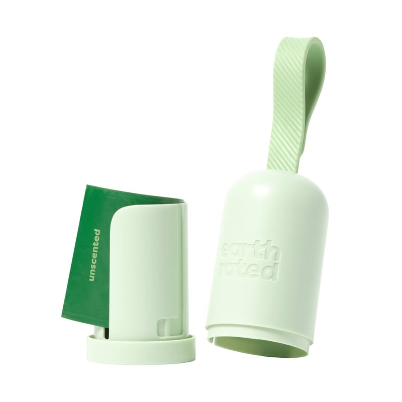 Gros plan du distributeur Earth Rated montrant la sangle en silicone ajustable et le crochet pour ma