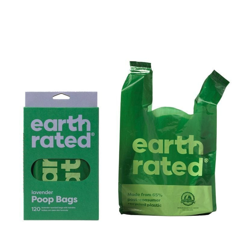 Gros plan d'un sac à crottes Earth Rated parfum lavande avec poignées distribué depuis la boîte recy