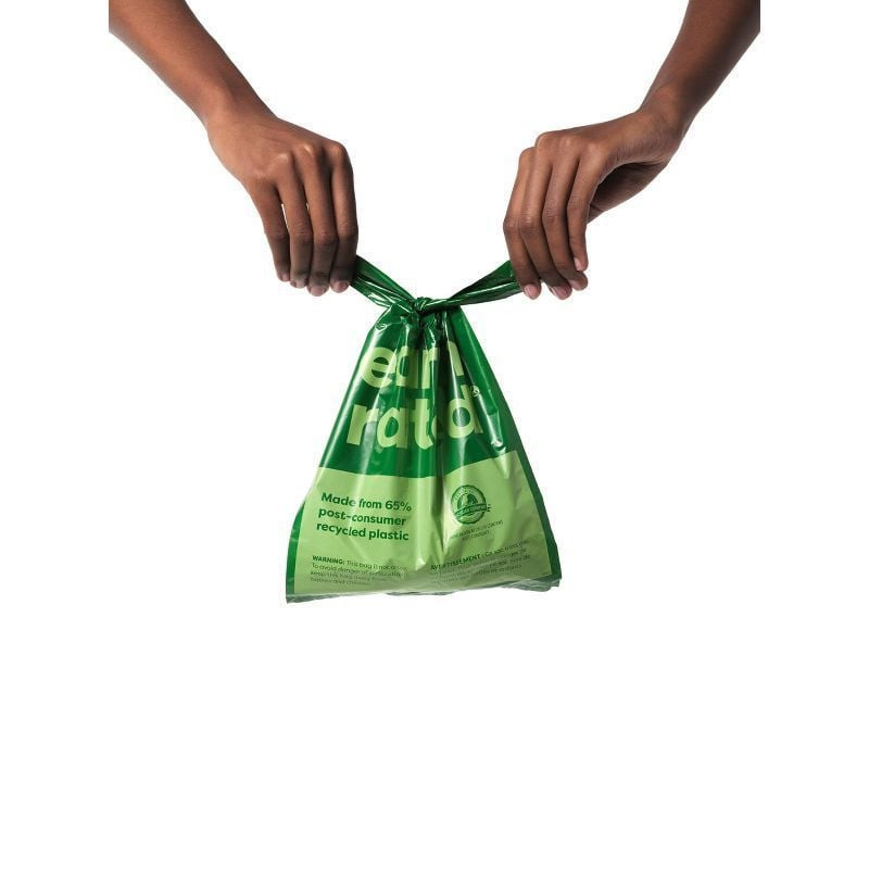 Personne promenant un chien tout en tenant un sac à crottes Earth Rated parfumé à la lavande avec po