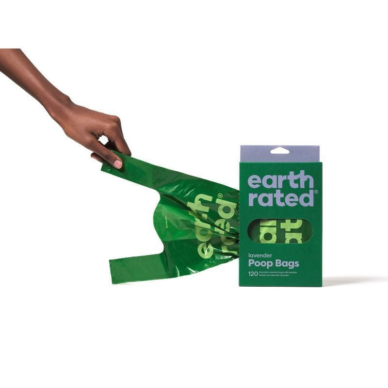 Utilisation d'un sac à crottes Earth Rated lavande pour ramasser les déjections lors d'une promenade